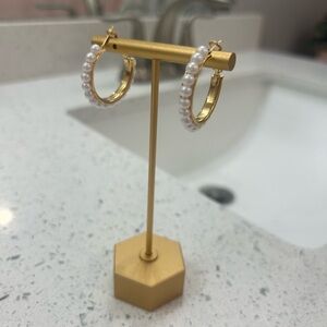 House of Harlow gold hoop pearl detail setting post closure classy earrings ✨